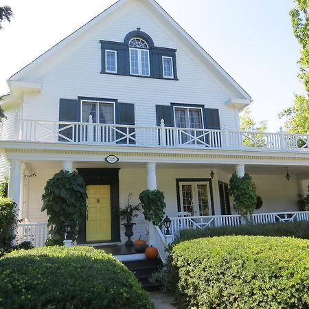Lakewinds Country Manor Bed & Breakfast Niagara-on-the-Lake Exterior photo
